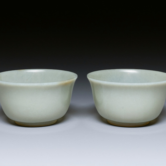 Een paar Chinese kommen in lichte celadon jade, 19e eeuw