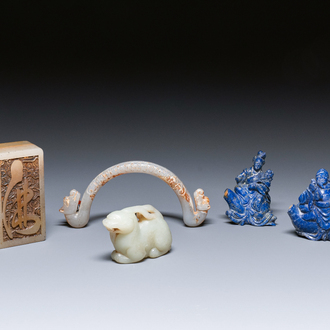 Vijf Chinese snijwerken in jade en lapis lazuli, 19/20e eeuw