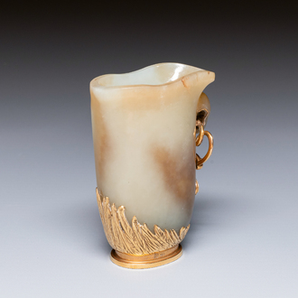 Een Chinese jade rhyton met montuur in 18 karaat goud, 19/20e eeuw