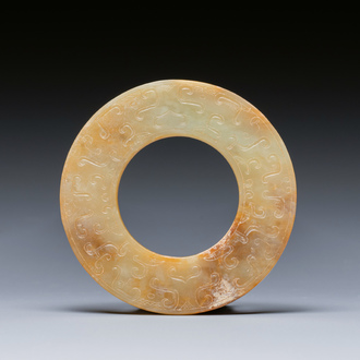 Een Chinese celadon en roodbruine jade 'bi' schijf, wellicht Han
