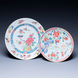 Een Chinese famille rose schotel met vogels en een bord met kwartels, Yongzheng/Qianlong