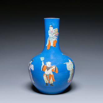 Een Chinese flesvormige famille rose vaas met blauwe fondkleur, Qianlong merk, Republiek