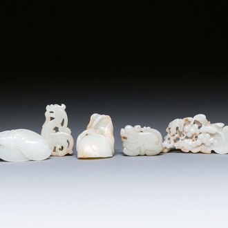 Vijf Chinese snijwerken in witte en celadon jade, Qing/Republiek