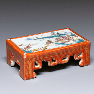 Een Chinees famille rose object voor de tafel van een geleerde, Qianlong merk, Republiek