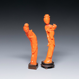 Twee Chinese bloedkoralen sculpturen van een dame met een waaier en van een dame met een bloem, 19/20e eeuw