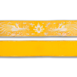 Een rechthoekig zijden doek met feniksen op een gele fondkleur, China of Vietnam, 19e eeuw