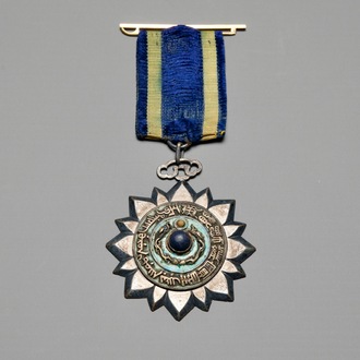 Een keizerlijke met steen bezette geëmailleerde metalen 'Orde van de Dubbele Draak' medaille, uitgereikt op 5 oktober 1905