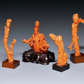 Vier Chinese bloedkoralen sculpturen van dames en van een onsterfelijke, 19/20e eeuw
