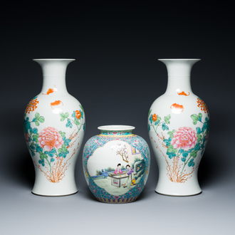 Een paar Chinese famille rose vazen en een pot met turquoise fondkleur, Republiek