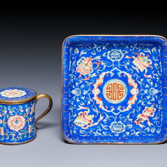 Een Chinese mosterdpot op onderschotel in Canton email met blauwe fondkleur, Qianlong