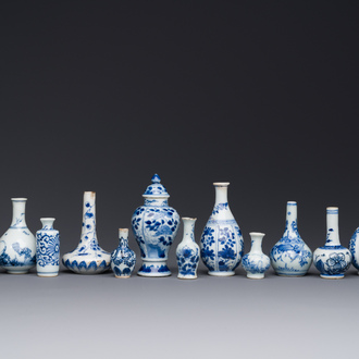 Veertien Chinese blauw-witte miniatuur vazen met floraal decor, Kangxi