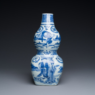 Een zeldzame Chinese blauw-witte kalebasvaas met Guo Tai Min An 國泰民安 decor, Jiajing/Wanli