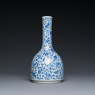 Een Chinese blauw-witte flesvormige vaas met lotusslingers, Yongzheng merk en mogelijk periode