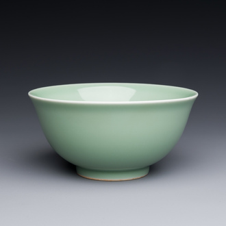 Een Chinese monochrome celadon-geglazuurde kom, Daoguang merk en mogelijk uit die periode