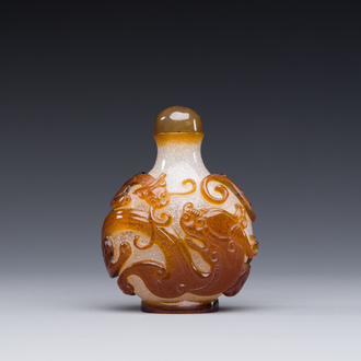 Een zeldzame Chinese snuiffles in meerlagig bruin en wit Peking glas met chilong decor, Qianlong/Jiaqing