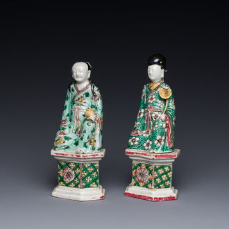 Twee Chinese verte biscuit figuren op sokkels, Kangxi