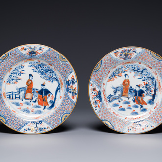 Een paar Chinese Imari-stijl 'Xi Xiang Ji' borden, Kangxi