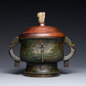 Een bijzondere Chinese archaïstische bronzen wierookvat met houten deksel, 'gui', Song
