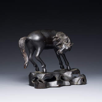 Een zeldzaam Chinees bronzen beeld van een paard, Ming