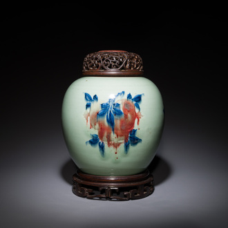 Een Chinese blauw-witte en koperrode gemberpot op celadon fondkleur met opengewerkte houten deksel en sokkel, 18e eeuw