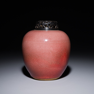 Een Chinese monochrome koperrood geglazuurde gemberpot met opengewerkte houten deksel, 18/19e eeuw