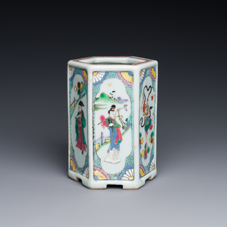Een hexagonale Chinese famille rose penselenbeker, Yongzheng