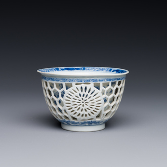 Een zeldzame Chinese opengewerkte dubbelwandige blauw-witte kop, Kangxi
