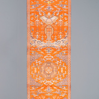 Een Chinees geborduurd zijden 'kesi' doek met  boeddhistische leeuwen en feniksen, 19e eeuw