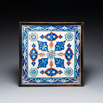 Vier tegels in Iznik-stijl met gestileerd bloemendecor, Kutahya, Turkije, 19e eeuw