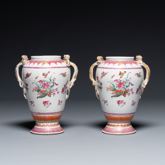 Een paar Chinese famille rose 'Hoorn des overvloeds' vazen met chilong handgrepen, Qianlong