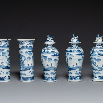 Een Chinees blauw-wit kaststel van vijf vazen met landschapsdecor, 19e eeuw