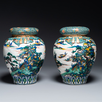 Een paar Japanse Kutani dekselvazen met landschapsdecor, Meiji, 19e eeuw