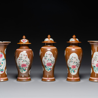 Een Chinees famille rose kaststel van vijf vazen met floraal decor op capucijnbruine fondkleur, Yongzheng/Qianlong