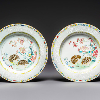 Een paar Chinese famille rose borden met kwartels, Yongzheng