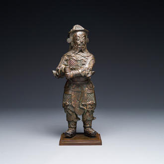 Een fraai Chinees verguld bronzen beeld van Zhou Cang 周倉, Ming
