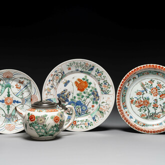 Drie Chinese famille verte borden en een theepot, Kangxi