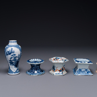 Een paar Chinese blauw-witte vazen en vier zoutvaten in blauw-wit, famille rose en Imari-stijl, Kangxi/Qianlong