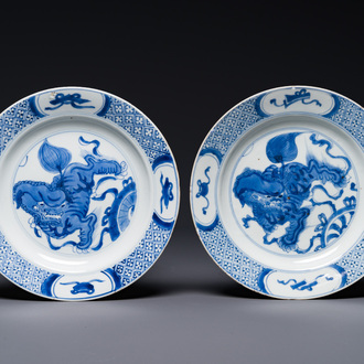 Een paar Chinese blauw-witte borden met boeddhistische leeuwen, ding merk, Kangxi