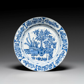 Een Chinese blauw-witte schotel met kostbaarheden, Kangxi