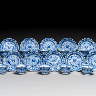 Elf Chinese blauw-witte koppen en schotels met krabben en vissen, Kangxi merk, Guangxu