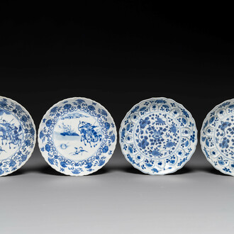 Een paar Chinese blauw-witte borden met Mongoolse jachtscènes en een paar borden met floraal decor, Chenghua en Kangxi merk, Kangxi