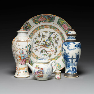 Een gevarieerde collectie Chinees blauw-wit en famille rose porselein, Qianlong en later