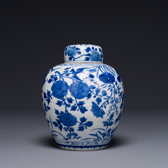 Een Chinese blauw-witte pot met deksel met floraal decor, Kangxi