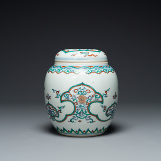 Een Chinese doucai 'lotusrol' pot met deksel, Kangxi/Yongzheng