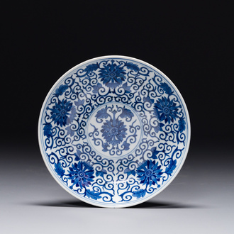 Een Chinees blauw-wit bord met lotusslingers, Guangxu merk en periode
