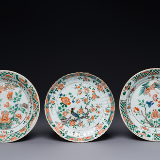Drie Chinese famille verte borden met feniksen en pioenrozen, Kangxi