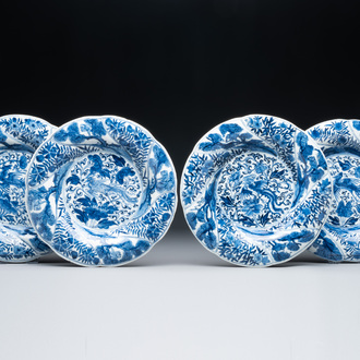 Vier Chinese blauw-witte gelobde borden met feniksen en apen, bloem merk, Kangxi
