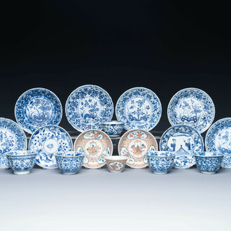 Een gevarieerde collectie van 18 stukken Chinees blauw-wit en famille rose porselein, Kangxi/Yongzheng