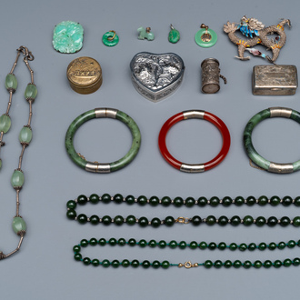 Een gevarieerde verzameling van 16 stukken Chinese sieraden en doosjes, waaronder jade, goud en zilver, 20e eeuw