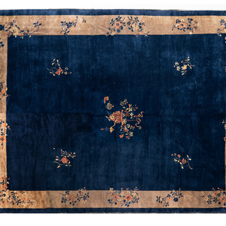 Een groot Chinees donkerblauw tapijt met floraal decor, 19/20e eeuw